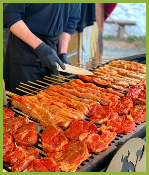 Grillstation mit Fleischspießen für Ihr Stadtfest