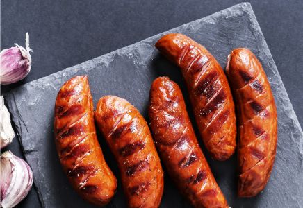 Bratwurstvariationen auf einem heißen Grill für Ihre Veranstaltung
